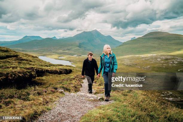 sentiero escursionistico in scozia - stac pollaidh foto e immagini stock