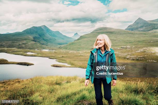 bewährte methode für einen persönlichen neustart - highlands schottland wandern stock-fotos und bilder