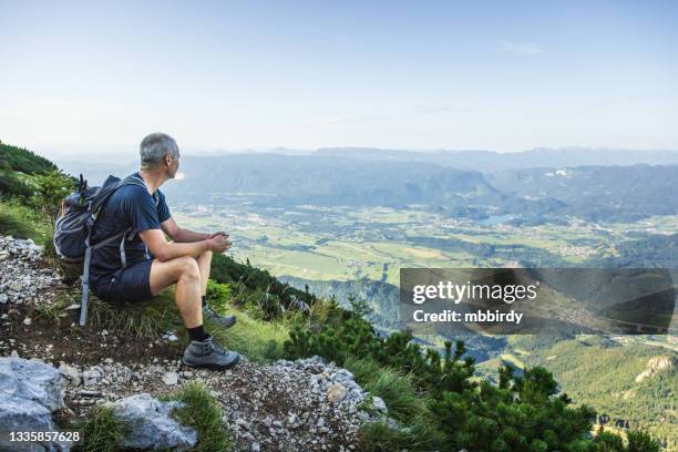 felice escursionismo alpinista in estate la mattina presto - lago di bled foto e immagini stock