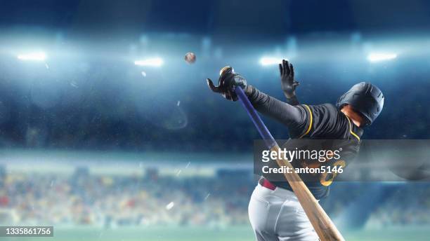 professioneller baseballspieler in bewegung, action während des spiels im stadion über blauen abendhimmel mit scheinwerfern. konzept von sport, show, wettbewerb. - baseball stock-fotos und bilder