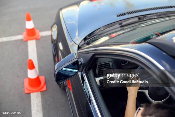 obstacle course - blank road signs stockfoto's en -beelden