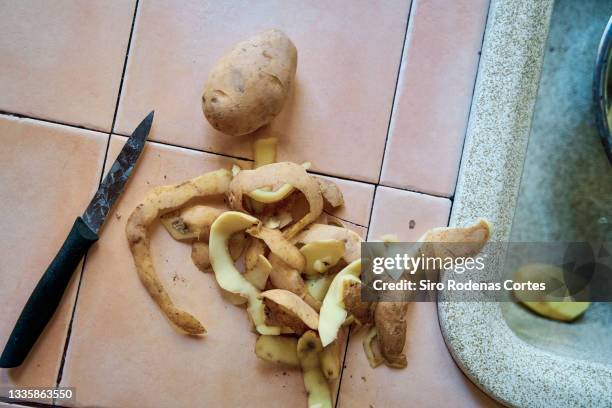 peeling potatoes - prepared potato stock-fotos und bilder