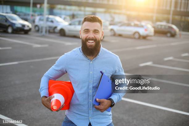 lächelnder fahrlehrer - fahrschule stock-fotos und bilder