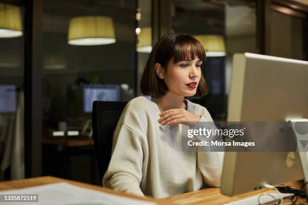 businesswoman working in coworking office - frau mittellanges haar brünett stock-fotos und bilder