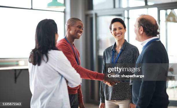 aufnahme einer gruppe von geschäftsleuten, die sich auf einer konferenz vernetzen - tradeshow stock-fotos und bilder