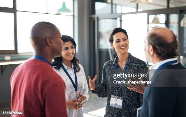 shot of a group of businesspeople networking at a conference - tradeshow 個照片及圖片檔