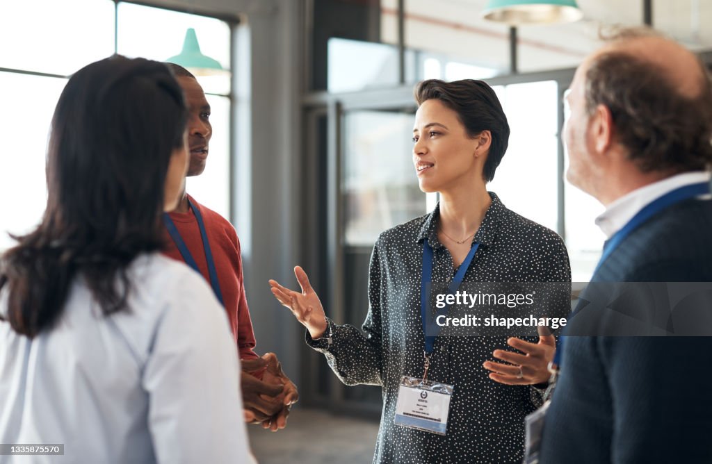 Aufnahme einer Gruppe von Geschäftsleuten, die sich auf einer Konferenz vernetzen