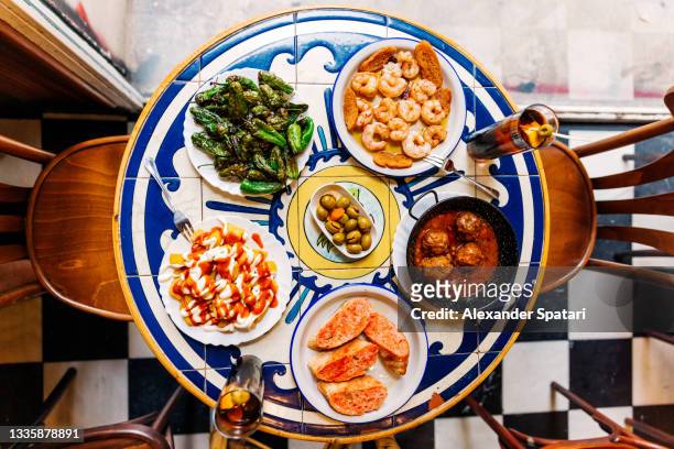 various tapas served in a tapas bar, directly above view - spagna foto e immagini stock