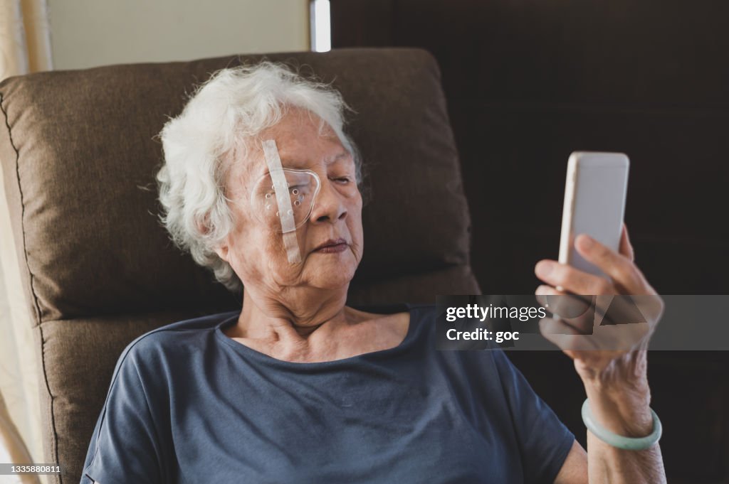 目白内障手術後に保護シールドで目を覆う先輩女性