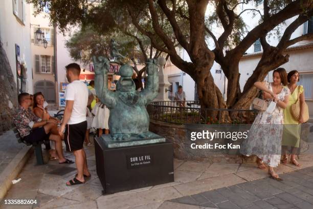 General view of atmosphere with a statue of Le Chat by Philippe Geluck exhibited at the beginning of Rue de La Ponche during “Le Chat à Saint Tropez”...