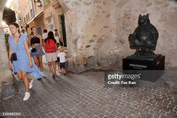 General view of atmosphere with a statue of Le Chat by Philippe Geluck exhibited under the arch Rue de La Ponche during “Le Chat à Saint Tropez”...