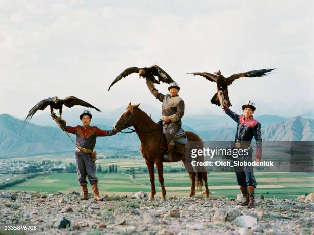 eagle hunter on horse in steppe in kyrgyzstan - mongolsk kultur bildbanksfoton och bilder