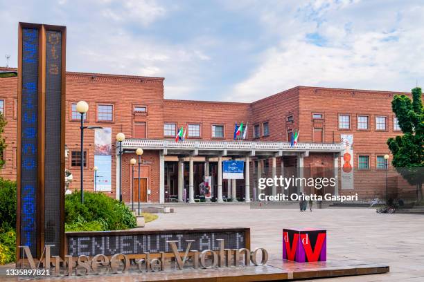 cremona, violin museum (lombardy, italy) - violino imagens e fotografias de stock