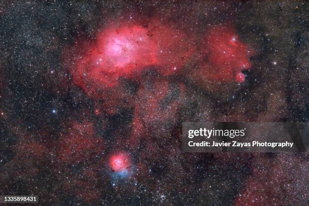 lagoon and trifid nebulae (messier 8 and messier 20) - nebulosa imagens e fotografias de stock