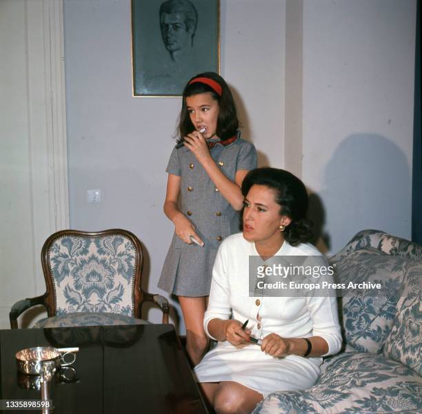 Carmen Dominguin portrayed in her home with her daughter Belen Ordoñez.