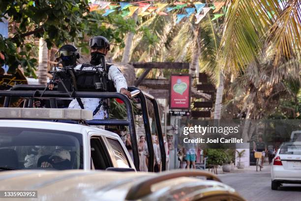 guarda nacional mexicana respondendo a um tiroteio em tulum, méxico - cartel - fotografias e filmes do acervo