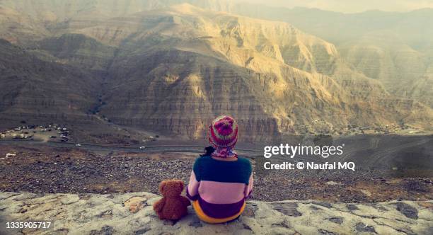 girl on top of jebel jais - ras al khaimah 個照片及圖片檔