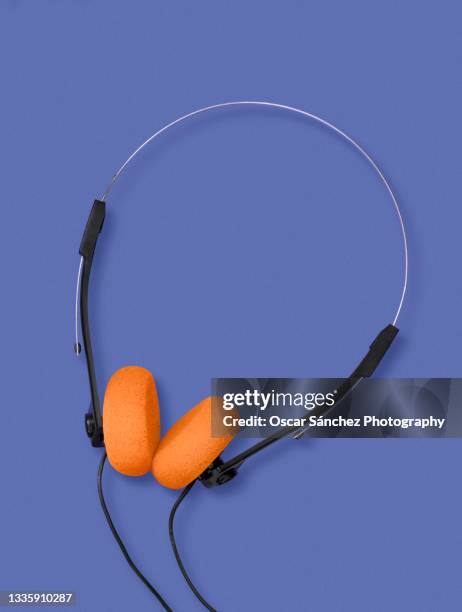 80s headphones with orange pads on blue background - tragbares audiogerät stock-fotos und bilder