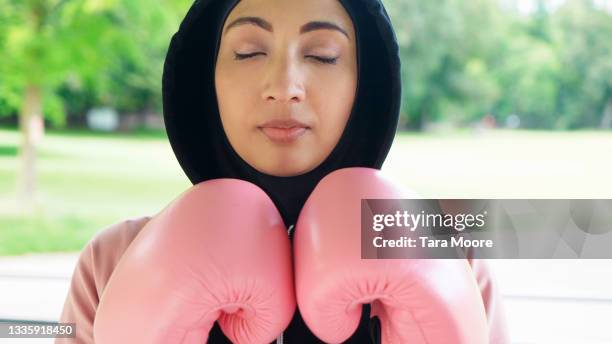 woman with boxing gloves with eyes closed - girl power (expressão inglesa) imagens e fotografias de stock