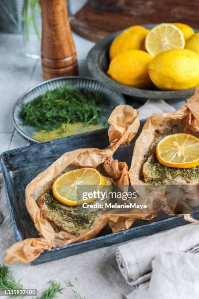 oven baked fish filets with lemon and dill - dragon stockfoto's en -beelden