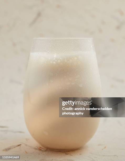 frothy mango milk shake - rauwe melk stockfoto's en -beelden