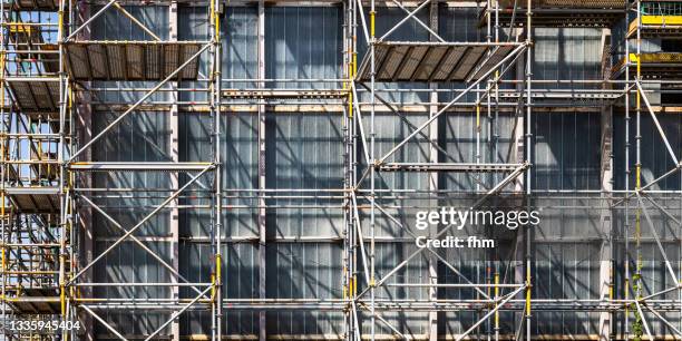 scaffolding - baugerüst stock-fotos und bilder