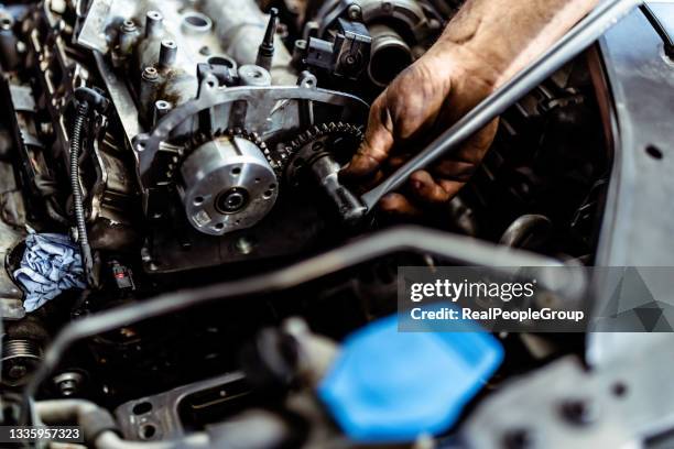 close up shot de un mecánico profesional que trabaja en el vehículo en el servicio de automóviles. motor especialista en fijación de motor. - car mechanic fotografías e imágenes de stock