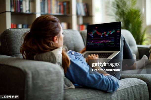 female trader - stock exchange stockfoto's en -beelden