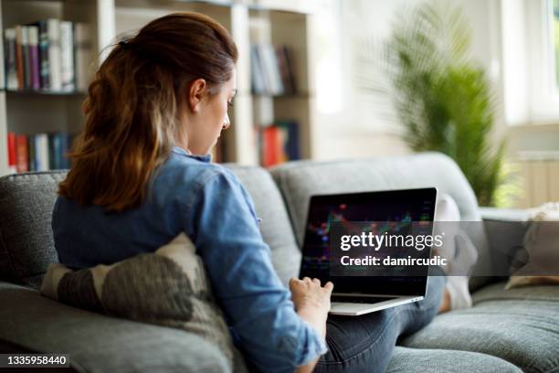 young woman trading online - mercado imagens e fotografias de stock