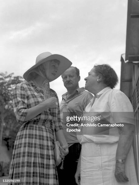 American gossip columnist Elsa Maxwell portrayed while having a talk with Diana and Duff Cooper, Lido, venice, 1948.