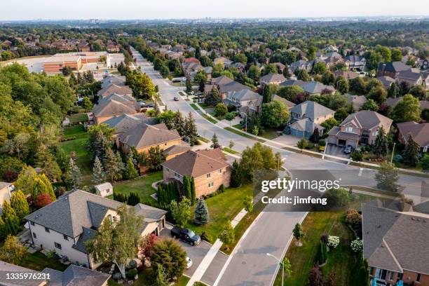 vue aérienne de residential distratic at islington ave. and rutherford road, detached and duplex house, woodbridge, vaughan, canada - quartier résidentiel photos et images de collection