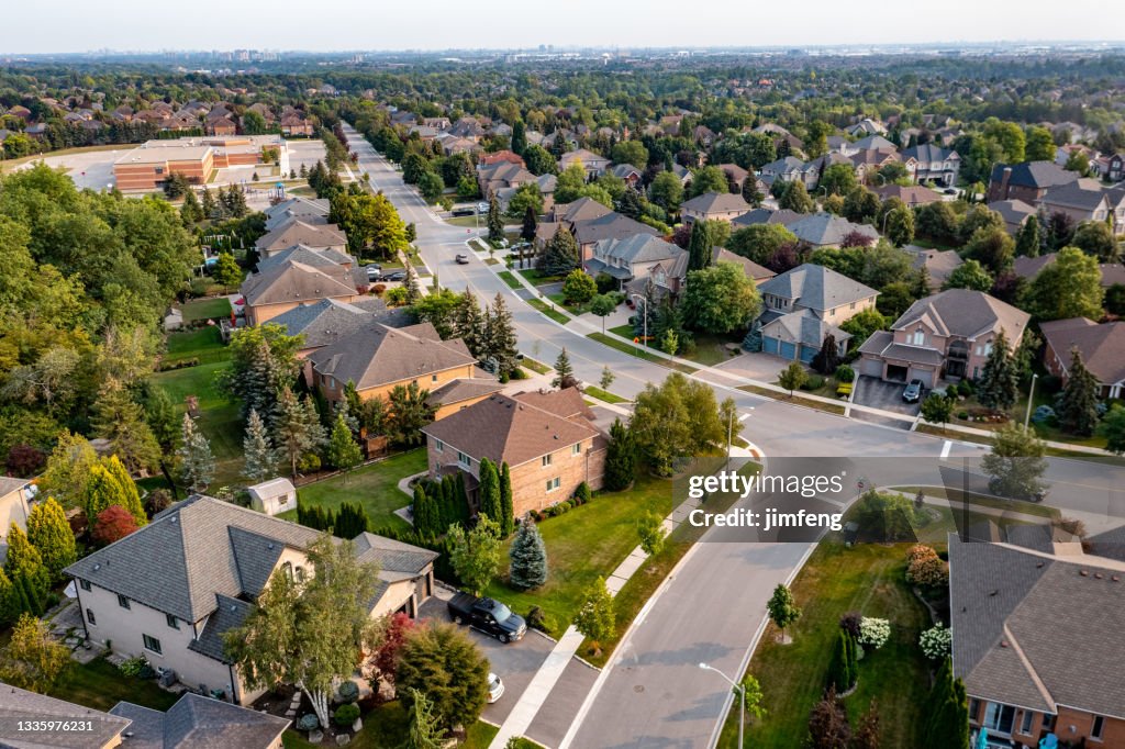 Vista aérea do Residencial Distratic em Islington Ave. e estrada Rutherford, casa isolada e duplex, Woodbridge, Vaughan, Canadá