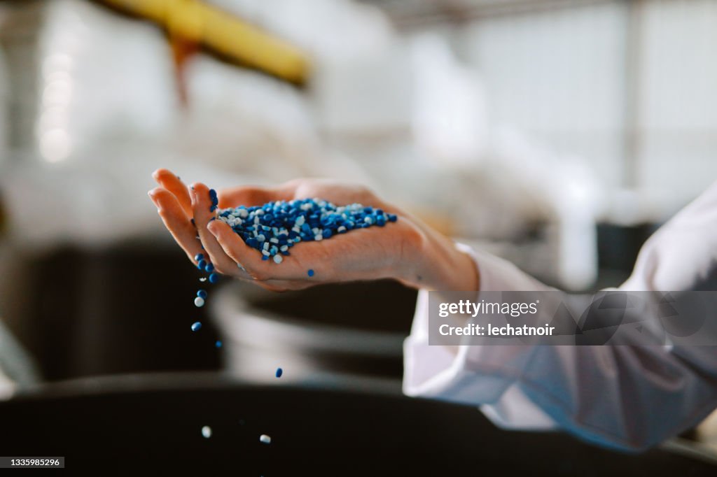 Tecnico donna che ispeziona pellet realizzati con materiali biodegradabili