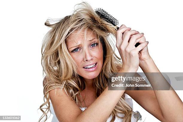 mujer ¿necesita ayuda para arreglar su cabello - frizzy fotografías e imágenes de stock