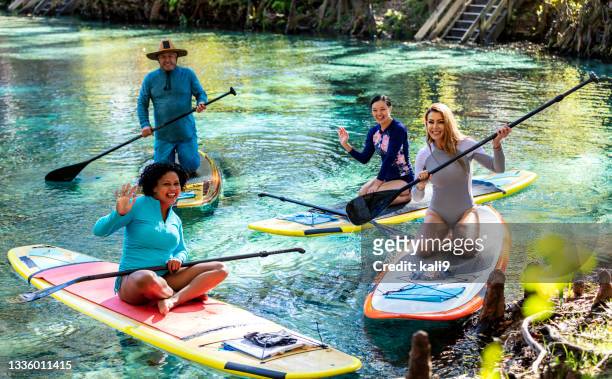 gruppo eco tour di tre donne con guida sui paddleboard - eco tourism foto e immagini stock