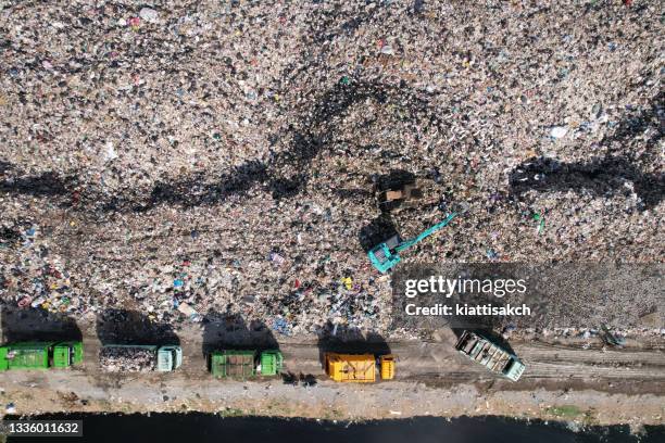 garbage factory at the cityscape - environmental damage stockfoto's en -beelden