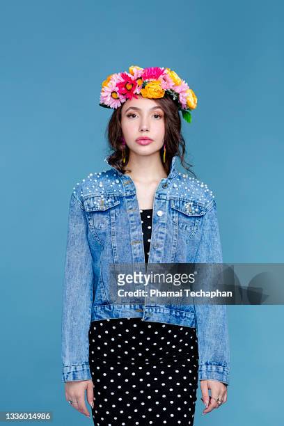 beautiful woman wearing floral crown - bloemkroon stockfoto's en -beelden
