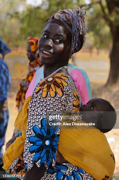 mother with baby near segou, mali- west africa.  tribe- bobo. - bobo tribe stock pictures, royalty-free photos & images