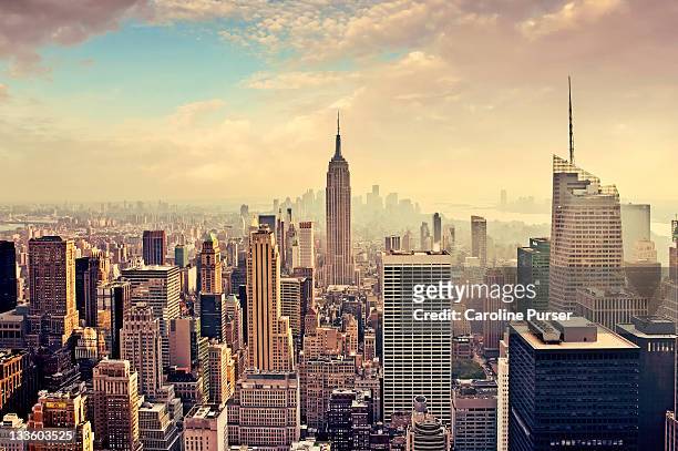 new york city skyline, empire state building - new york skyline stock pictures, royalty-free photos & images