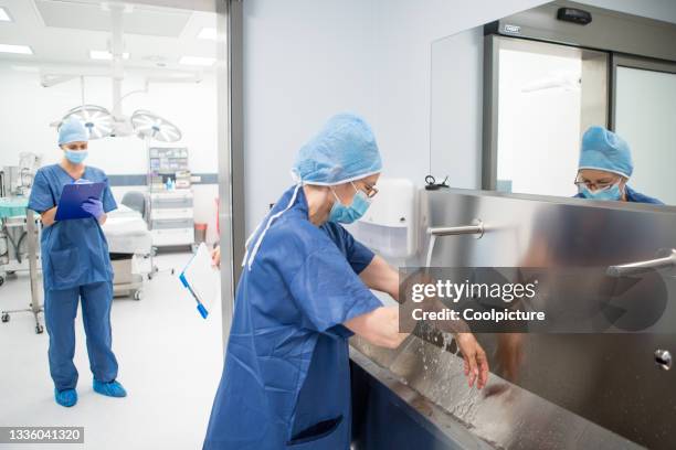 surgeon - preparation before operation - se frotter les mains photos et images de collection