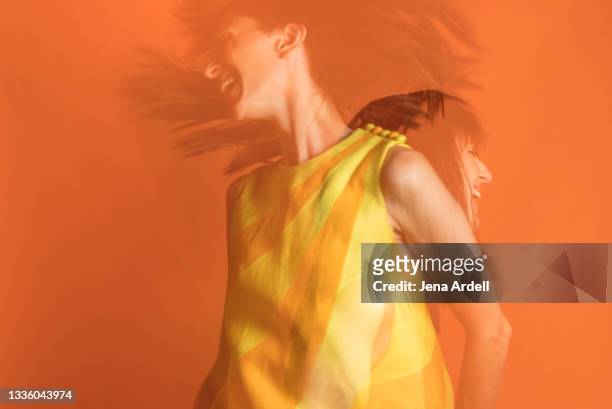 happy retro 1960s woman, retro woman laughing, dancing, and jumping - blend photos et images de collection
