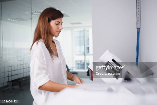 operador de call center conversando com cliente - printing out - fotografias e filmes do acervo