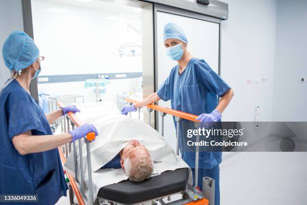 operating room - doctor with patient. - critical care stock-fotos und bilder