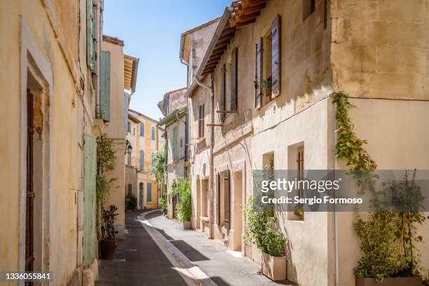 nice street in roquette district, arles - french village stock pictures, royalty-free photos & images