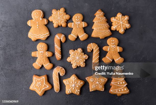 christmas gingerbread on a dark table - christmas cake bildbanksfoton och bilder