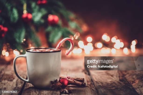 weihnachtsschokolade auf rustikalem tisch mit kopierraum - winter and warm glow stock-fotos und bilder
