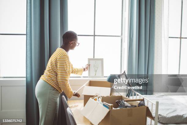 college-student zieht in wohnheim ein - dorm room stock-fotos und bilder