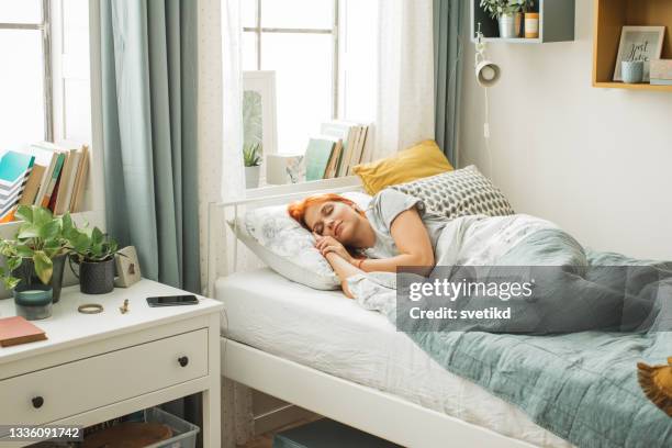 college-student im schlafsaal - schlafsaal stock-fotos und bilder