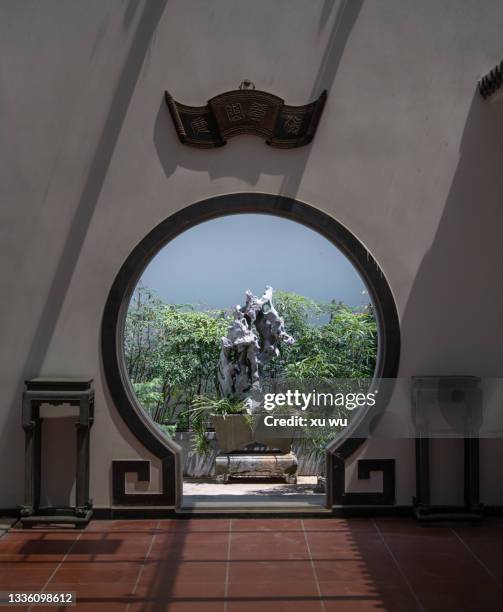 bonsai in the suzhou-style garden - chinesischer garten im klassischen stil stock-fotos und bilder