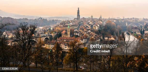 panoramic view of the old town of bern switzerland - ville de berne photos et images de collection